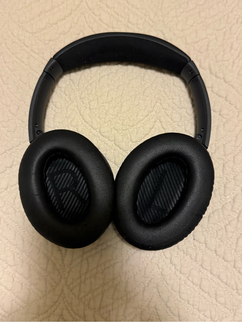 Bose Over-Ear Wireless Headphones with Carry Case - Picture 2 of 4